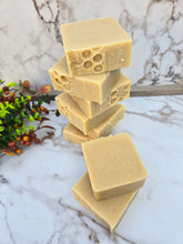 Load image into Gallery viewer, Honey and Oatmeal Face Soap
